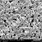 異形粉(イレギュラー粉)を使用した多孔質金属のSEM(走査型電子顕微鏡)画像 公称濾過精度1μmのSUS製多孔質焼結金属フィルター