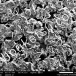 異形粉(イレギュラー粉)を使用した多孔質金属のSEM(走査型電子顕微鏡)画像 公称濾過精度100μmのSUS製多孔質焼結金属フィルター