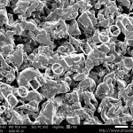異形粉(イレギュラー粉)を使用した多孔質金属のSEM(走査型電子顕微鏡)画像 公称濾過精度20μmのSUS製多孔質焼結金属フィルター