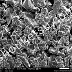 異形粉(イレギュラー粉)を使用した多孔質金属のSEM(走査型電子顕微鏡)画像 公称濾過精度40μmのSUS製多孔質焼結金属フィルター