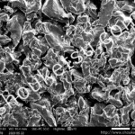 異形粉(イレギュラー粉)を使用した多孔質金属のSEM(走査型電子顕微鏡)画像 公称濾過精度40μmのSUS製多孔質焼結金属フィルター
