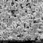 異形粉(イレギュラー粉)を使用した多孔質金属のSEM(走査型電子顕微鏡)画像 公称濾過精度5μmのSUS製多孔質焼結金属フィルター
