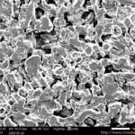 異形粉(イレギュラー粉)を使用した多孔質金属のSEM(走査型電子顕微鏡)画像 公称濾過精度5μmのSUS製多孔質焼結金属フィルター